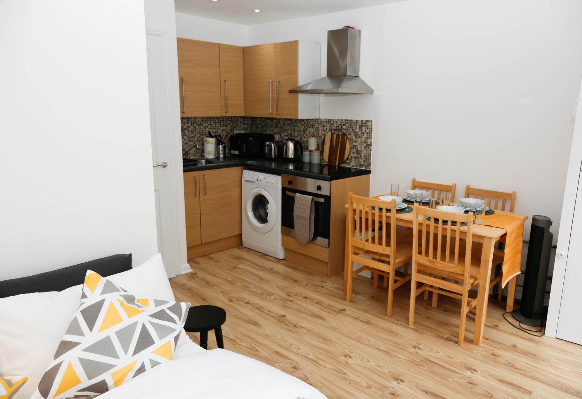 New Luxury Apartments In Central London Next To Shops, Cafes, Bars & Metro ภายนอก รูปภาพ
