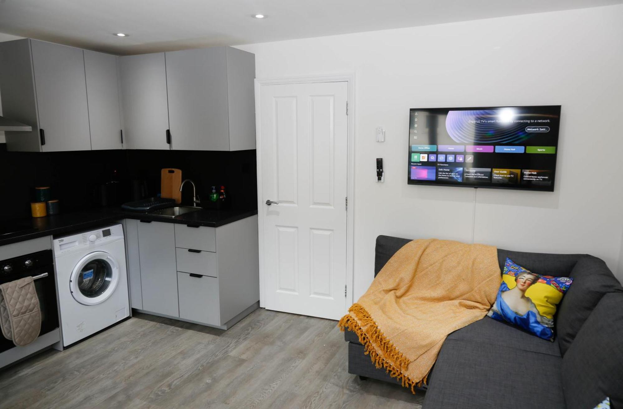 New Luxury Apartments In Central London Next To Shops, Cafes, Bars & Metro ภายนอก รูปภาพ