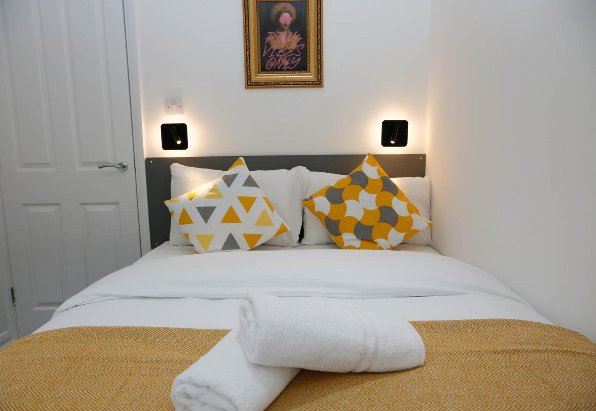 New Luxury Apartments In Central London Next To Shops, Cafes, Bars & Metro ภายนอก รูปภาพ
